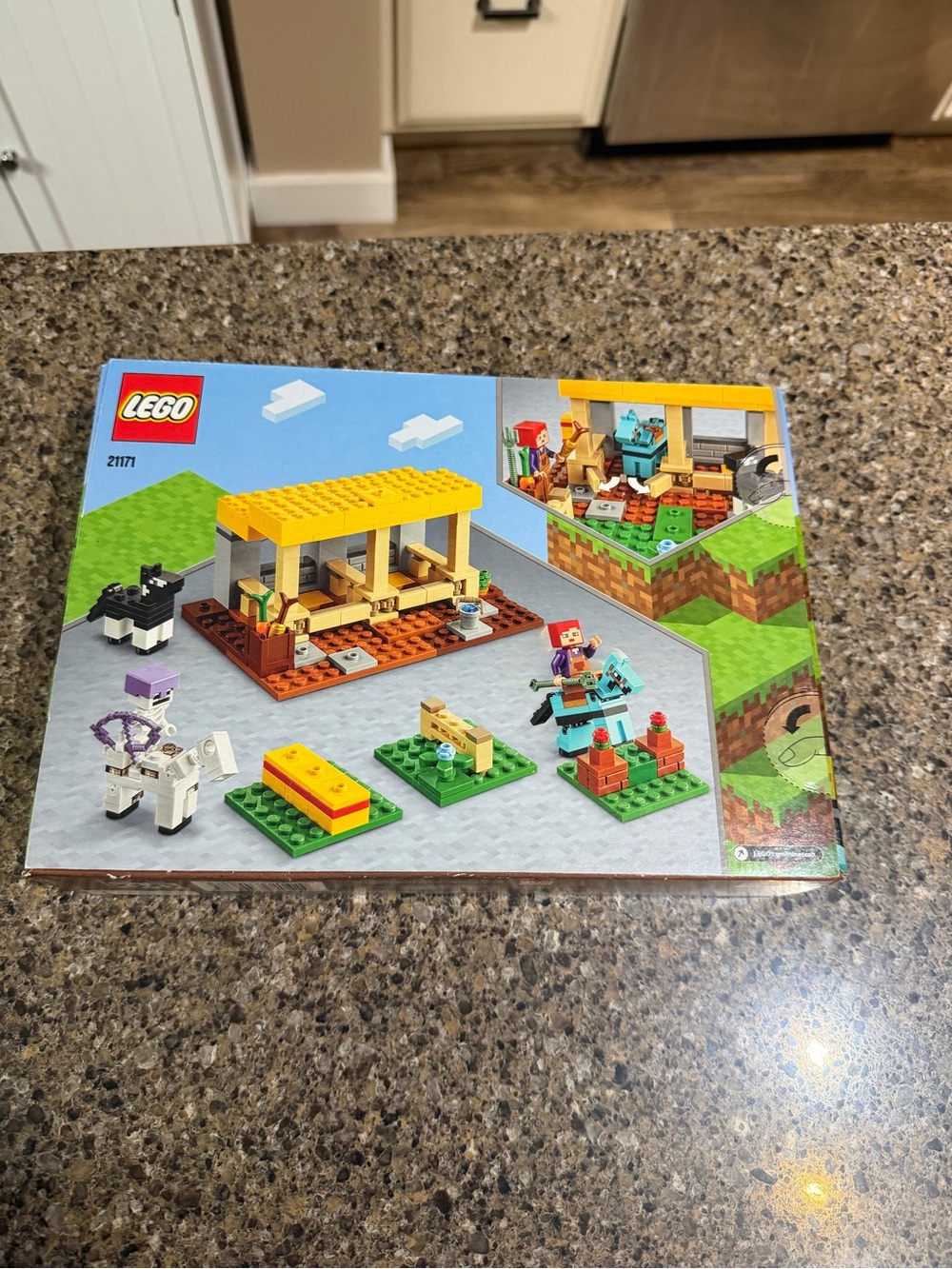 Lego Minecraft Horse Stable Playset - Yellow, Green, Blue - Picture 2 of 3